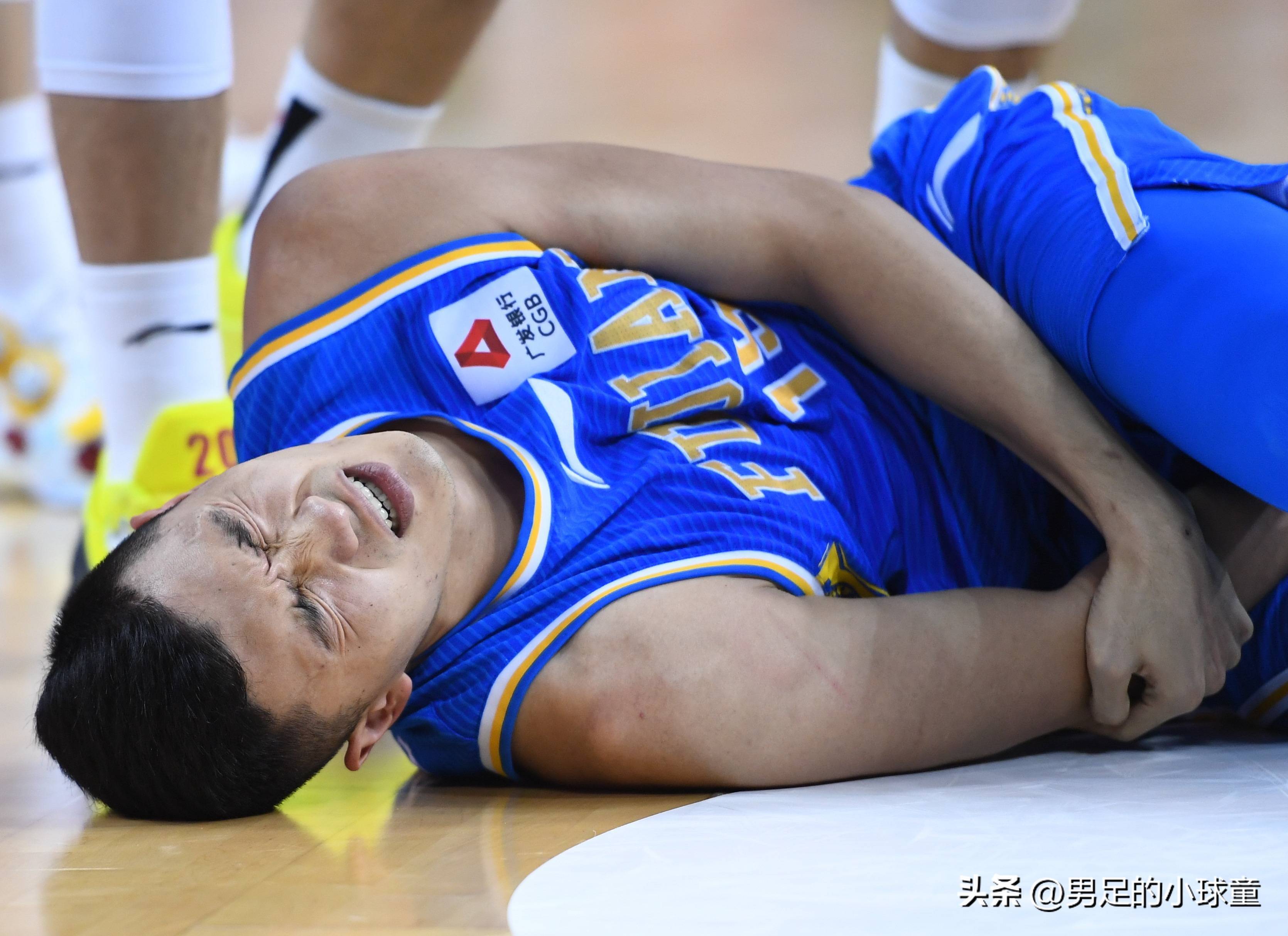 jiuyou转会期体能课后，葡萄牙体育队长鼓劲备战CBA季后赛，赛场秩序良好，心理建设被强调的简单介绍