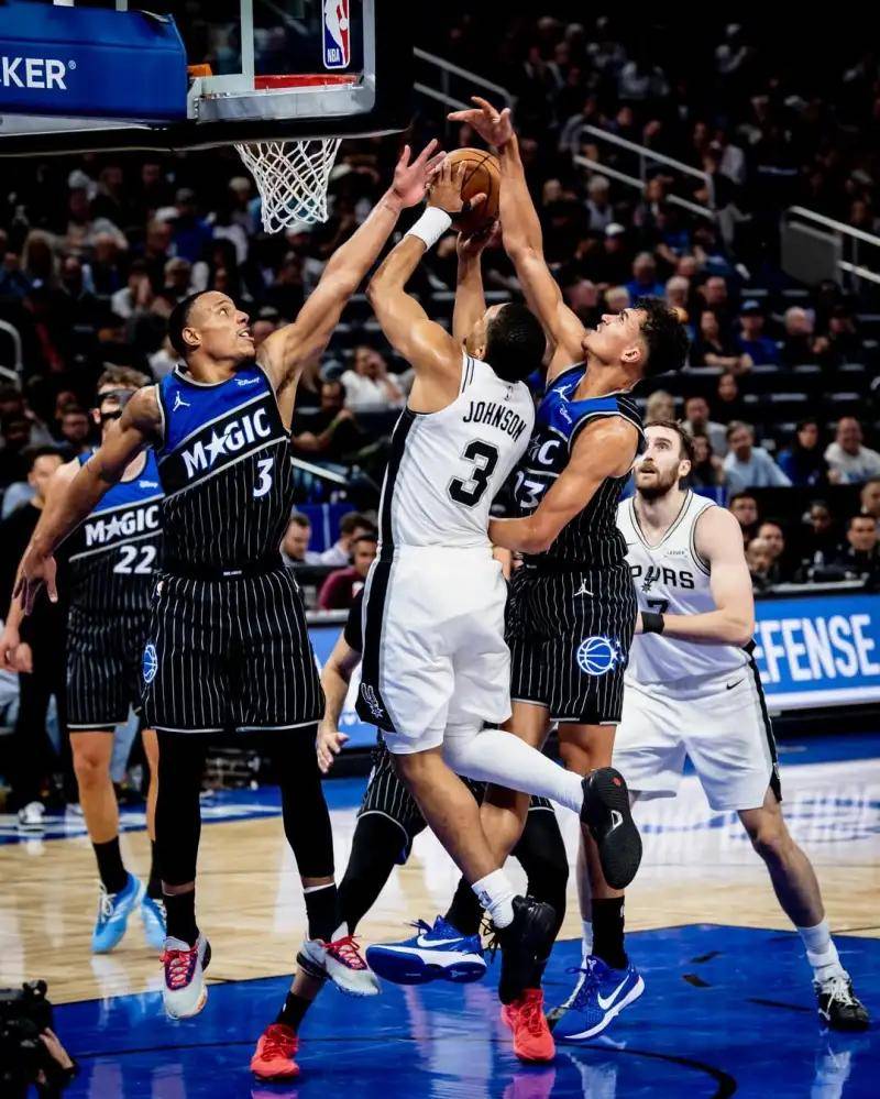 转折点圣安东尼奥马刺队长鼓劲，NBA季后赛冲刺阶段攻防权衡，管理层满意，年轻球员得到机会的简单介绍